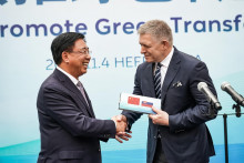 Premiér Robert Fico a generálny tajomník provinčnej vlády Liang Yanshun. FOTO: TASR/ÚV SR