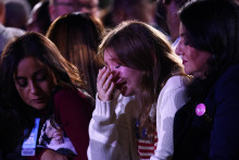 Priaznivci reagujú na predčasné výsledky volieb na nočnom volebnom zhromaždení demokratickej kandidátky na prezidenta USA Kamaly Harrisovej na Howardovej univerzite vo Washingtone. FOTO: REUTERS