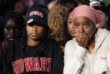 Priaznivci reagujú pri sledovaní výsledkov počas volebnej nočnej demonštrácie pre kandidátku na prezidenta USA Kamalu Harrisovú na Howard University vo Washingtone. FOTO: REUTERS