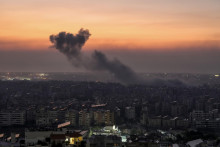 Dym stúpa z miesta izraelského leteckého útoku na štvrť Dahíjeh, na južnom predmestí Bejrútu. FOTO: TASR/AP