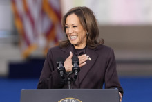 Americká demokratická prezidentská kandidátka a americká viceprezidentka Kamala Harrisová počas jej vystúpenia na Howardovej univerzite vo Washingtone. FOTO: TASR/AP