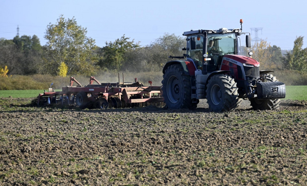 Na snímke traktor počas jesennej prípravy pôdy na poli pri obci Pusté Čemerné v okrese Michalovce. FOTO: TASR/Roman Hanc