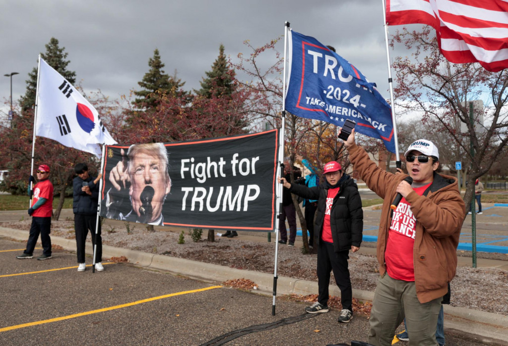 Priaznivci Donalda Trumpa z Južnej Kórey. FOTO: Reuters