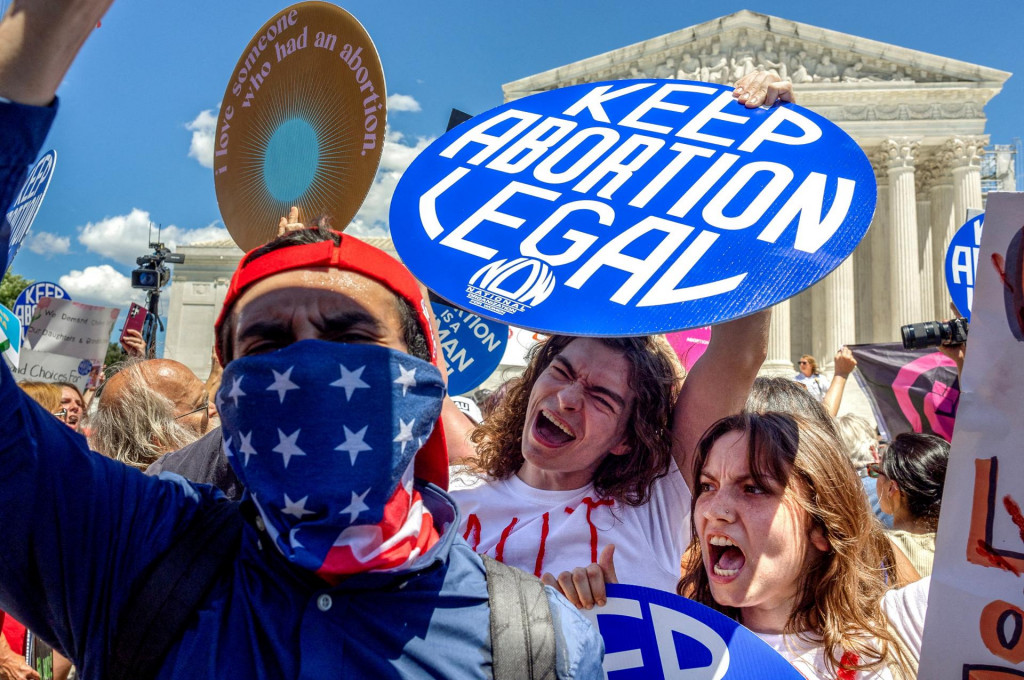 Hlasovanie sa uskutočnilo v desiatich štátoch – Floride, Arizone, Nevade, Missouri, Montane, Colorade, Južnej Dakote, Nebraske, New Yorku a Marylande – a prebiehalo súbežne s prezidentskými voľbami. FOTO: Reuters