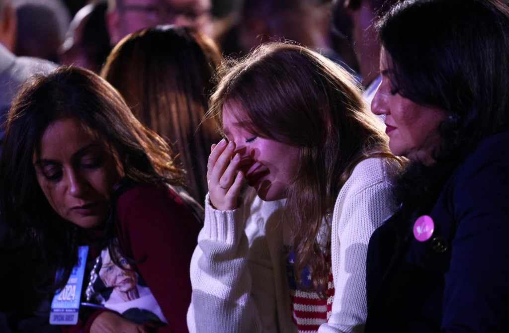 Priaznivci reagujú na predčasné výsledky volieb na nočnom volebnom zhromaždení demokratickej kandidátky na prezidenta USA Kamaly Harrisovej na Howardovej univerzite vo Washingtone. FOTO: REUTERS