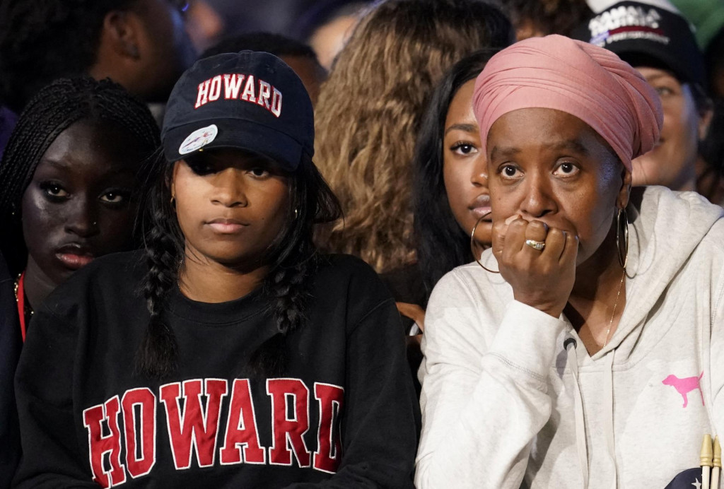 Priaznivci reagujú pri sledovaní výsledkov počas volebnej nočnej demonštrácie pre kandidátku na prezidenta USA Kamalu Harrisovú na Howard University vo Washingtone. FOTO: REUTERS