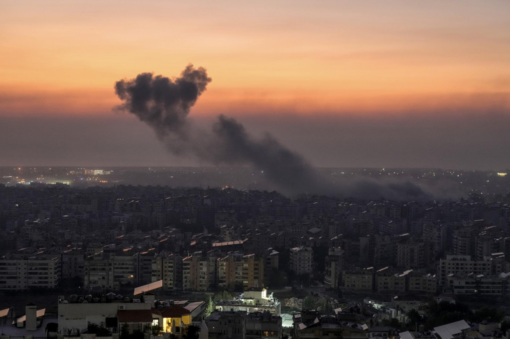 Dym stúpa z miesta izraelského leteckého útoku na štvrť Dahíjeh, na južnom predmestí Bejrútu. FOTO: TASR/AP