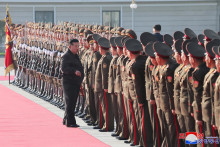 Severokórejský vodca Kim Čong-un kontroluje veliteľstvo 2. zboru severokórejskej armády. FOTO: REUTERS