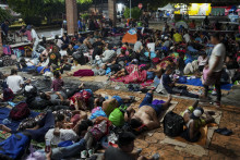 Migranti, ktorí sa vybrali pešo z mexického mesta Tapachula smerom k južným hraniciam USA s Mexikom. FOTO: TASR/AP