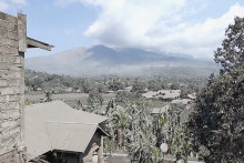 Na videosnímke erupcia sopky Lewotobi Laki-Laki na ostrove Flores na východe Indonézie (5. novembra 2024). FOTO: TASR/AP