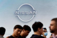 Návštevníci prechádzajú okolo loga Nissan na Pekinskej medzinárodnej automobilovej výstave v Pekingu. FOTO: Reuters