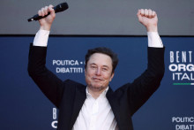 Generálny riaditeľ spoločností Tesla a SpaceX Elon Musk sa po výhre Donalda Trumpa dostáva k politickej moci. FOTO: REUTERS/Guglielmo Mangiapane