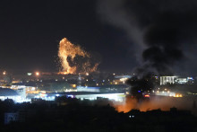 Dym a plamene stúpajú z miesta izraelského leteckého útoku na štvrť Dahíjeh, na južnom predmestí Bejrútu. FOTO: TASR/AP