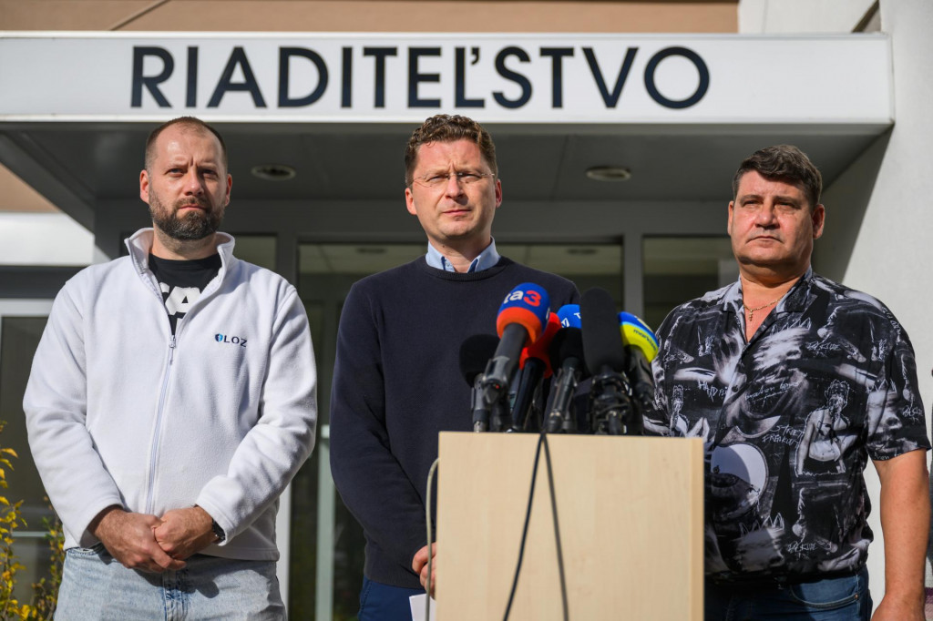 Zľava podpredseda Lekárskeho Odborového Združenia Miroslav Mendel, predseda Lekárskeho odborového združenia Peter Visolajský a podpredseda LOZ UNB Kramáre Zoltán Jány. FOTO: TASR/Jaroslav Novák