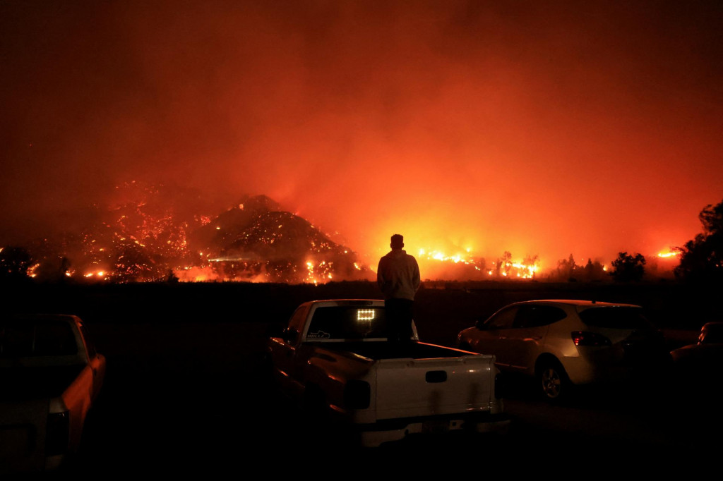 Podľa miestnych úradov požiar v Kalifornii ohrozuje vyše 3500 domov a podnikov. FOTO: Reuters