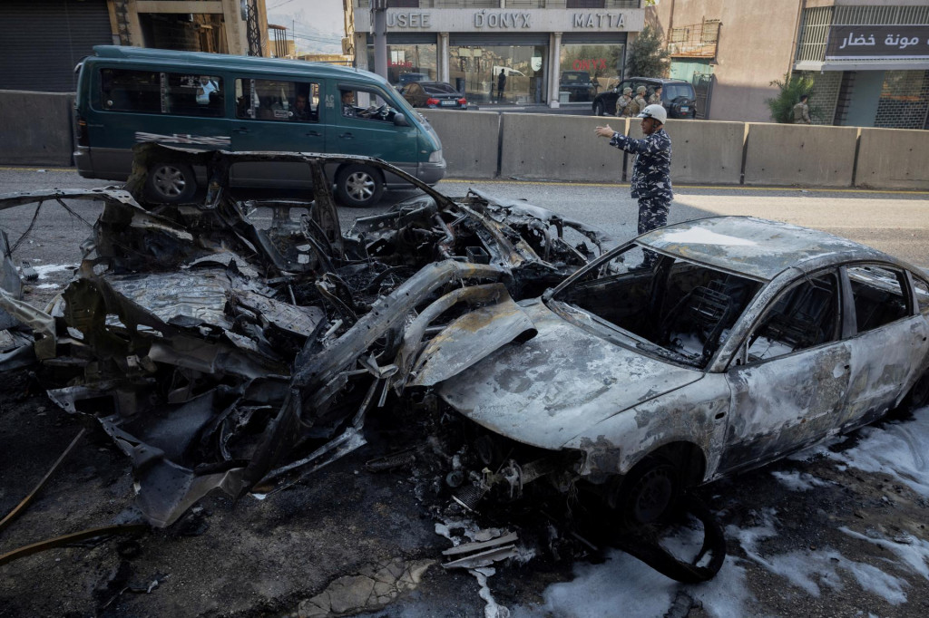 Policajt kontroluje premávku v blízkosti miesta izraelského útoku v libanskom Džamhouru. FOTO: Reuters