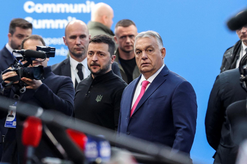 Ukrajinský prezident Volodymyr Zelenskij a maďarský premiér Viktor Orbán sa zúčastňujú na samite Európskeho politického spoločenstva. FOTO: Reuteres