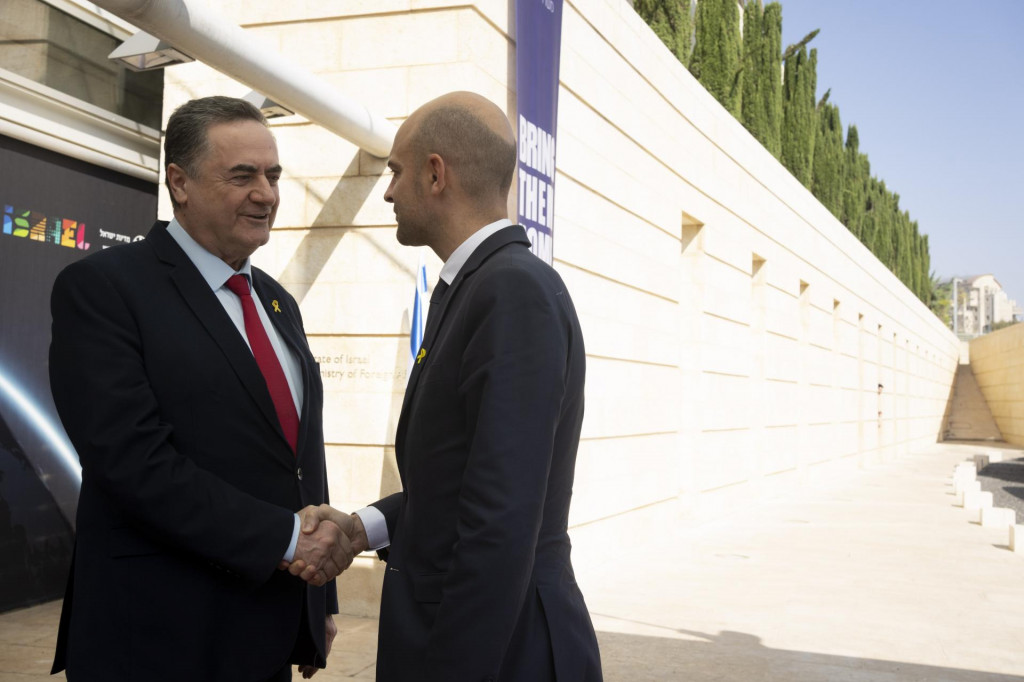 Francúzsky minister zahraničných vecí Jean-Noël Barrot (vpravo) si podáva ruku so svojím izraelským rezortným paretnerom Israelom Katzom pred ich stretnutím v Jeruzaleme. FOTO: TASR/AP