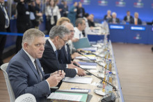 Slovenský premiér Robert Fico a holandský premiér Dick Schoof počas neformálneho samitu lídrov EÚ v Budapešti. FOTO: TASR/Martin Baumann