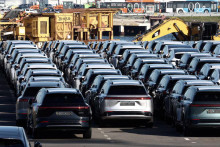 Nové elektrické vozidlá vyrobené v Číne spoločnosti Xpeng sú zaparkované v prístave Zeebrugge v Belgicku. FOTO: Reuters