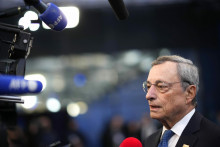 Bývalý prezident centrálnej banky a bývalý taliansky premiér Mario Draghi hovorí s médiami pri príchode na samit EÚ v Puskas Arene v Budapešti. FOTO: TASR/AP