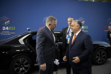 Maďarský premiér Viktor Orbán (vpravo) víta slovenského premiéra Roberta Fica počas príchodu na neformálny summit lídrov EÚ Budapešti. FOTO: TASR/DUNA/MTI/Kancelária maďarského premiéra