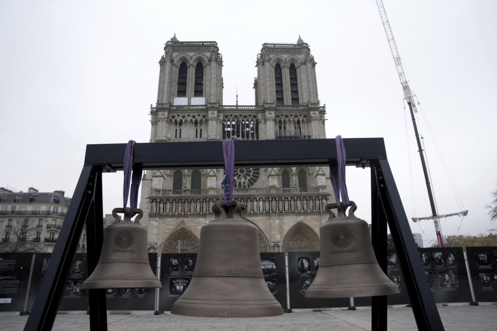 Zvony pred inštaláciou v katedrále Notre Dame. FOTO: TASR/AP