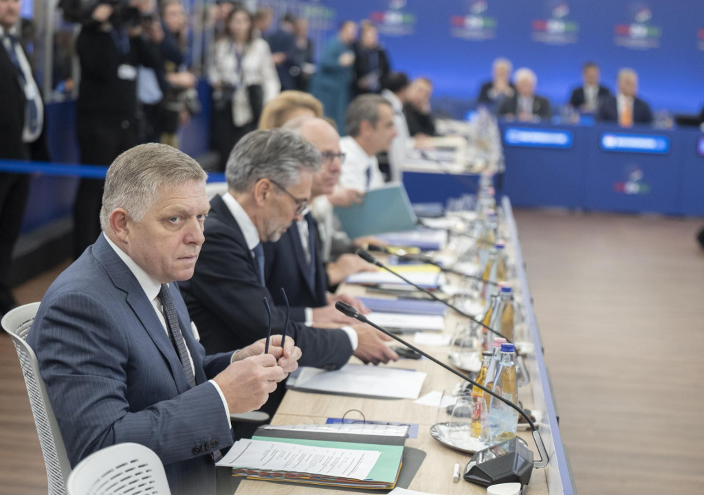 Slovenský premiér Robert Fico a holandský premiér Dick Schoof počas neformálneho samitu lídrov EÚ v Budapešti. FOTO: TASR/Martin Baumann