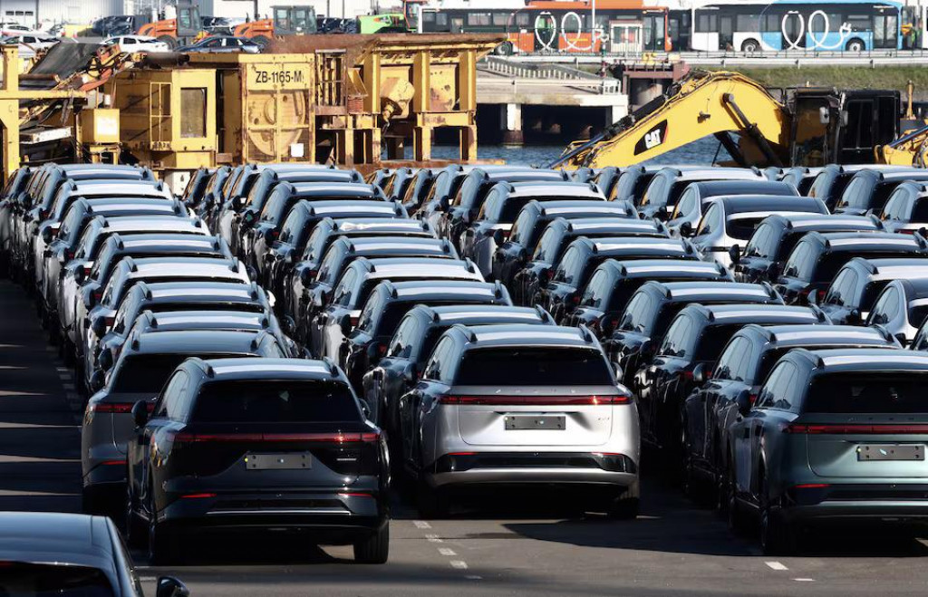 Nové elektrické vozidlá vyrobené v Číne spoločnosti Xpeng sú zaparkované v prístave Zeebrugge v Belgicku. FOTO: Reuters