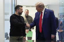 Na snímke americký prezident Donald Trump a ukrajinský prezident Volodymyr Zelenskyj si podávajú ruky počas stretnutia v New Yorku. FOTO: TASR/AP