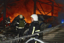 Hasiči zasahujú pri požiari. FOTO: TASR/AP