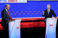 Joe Biden sa s Donaldom Trumpom naposledy stretol pri júnovej predvolebnej debate, ktorá pochovala kandidatúru 81-ročnej hlavy štátu. FOTO: TASR/AP