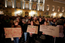 Ľudia držia transparenty, keď protestujú proti regionálnemu vodcovi Valencie Carlosovi Mazónovi a riadeniu núdzovej reakcie na smrteľné záplavy vo Valencii. FOTO: Reuters