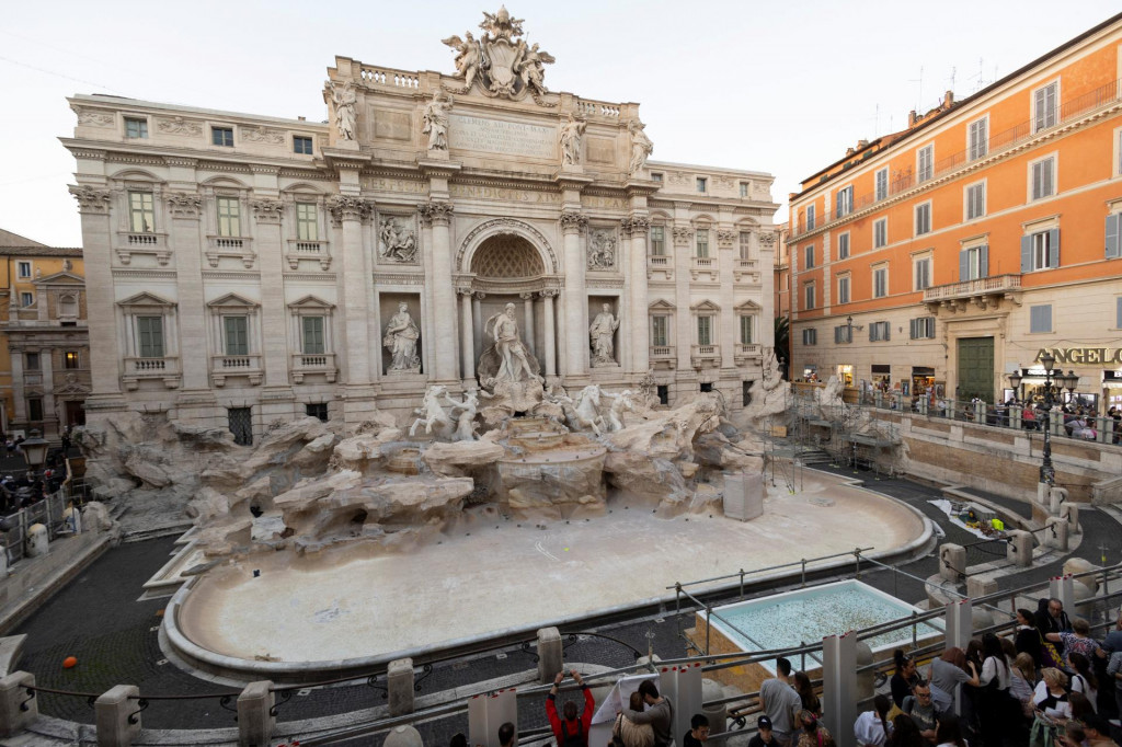 Rím odhaľuje bazén na zbieranie mincí a želaní turistov, zatiaľ čo fontána di Trevi prechádza údržbovými prácami v Ríme. FOTO: Reuters