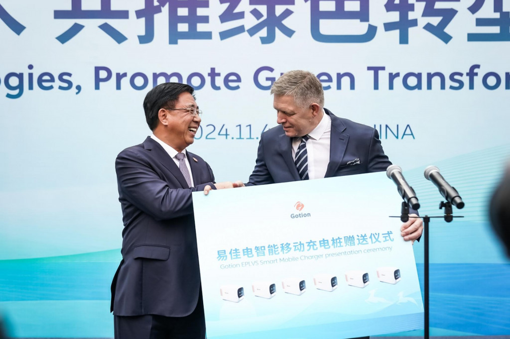 Na snímke premiér Robert Fico a generálny tajomník provinčnej vlády Liang Yanshun (vľavo). FOTO: TASR/ÚV SR