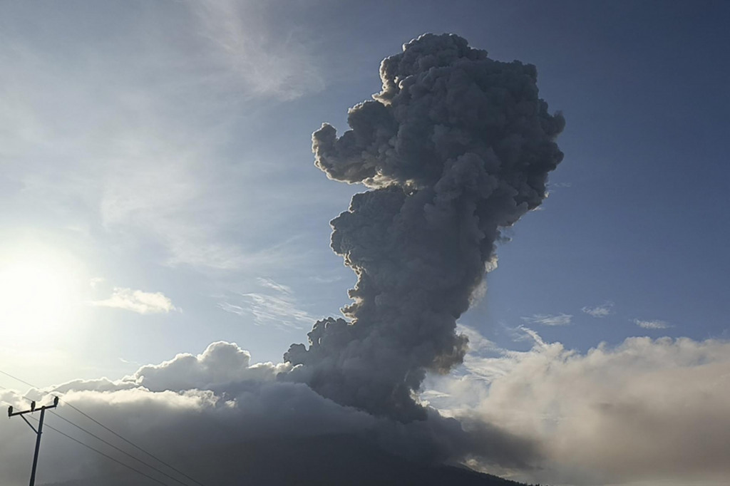 Indonézska sopka Lewotobi Laki-Laki chrlí sopečný materiál počas erupcie na ostrove Flores na východe Indonézie. FOTO: TASR/AP