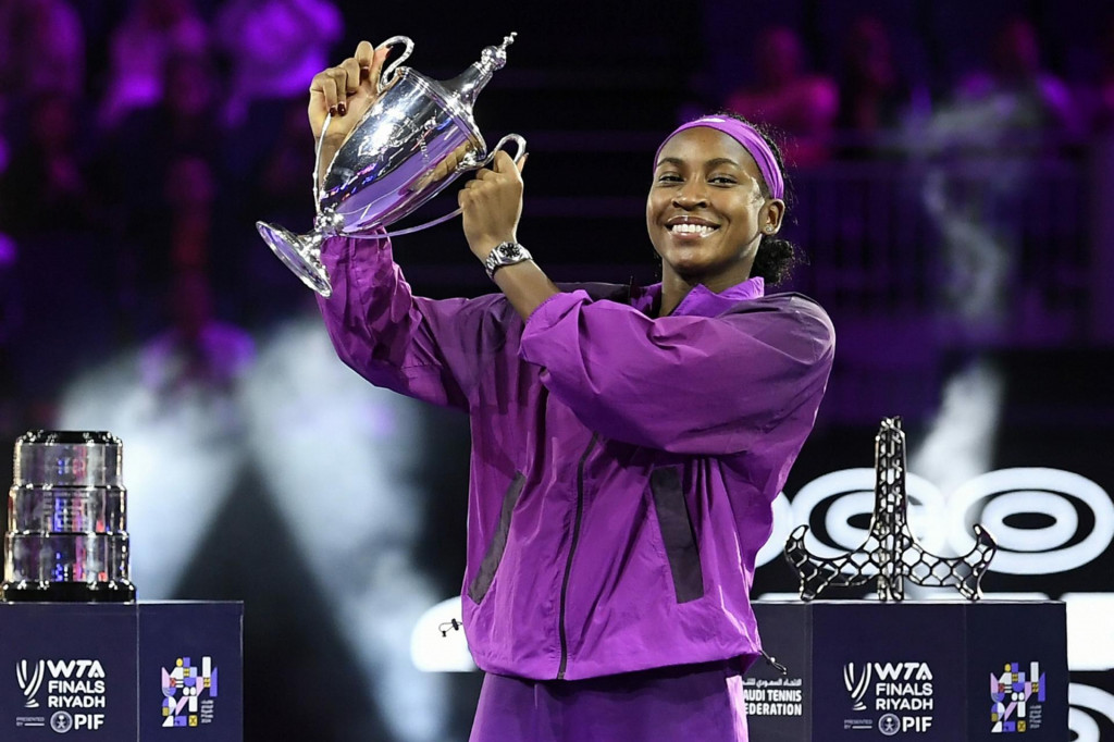 Coco Gauffová drží svoju trofej po víťazstve proti Číňanke Čeng Čchin-wen vo finálovom zápase ženskej dvojhry finále WTA v hale King Saud University Indoor Arena v Rijáde. FOTO: TASR/AP