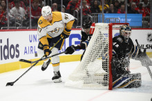 Pravé krídlo Michael McCarron z Nashvillu Predators a slovenský obranca Martin Fehérváry (42) z Washingtonu Capitals v súboji o puk, vpravo brankár Logan Thompson (48) z Washingtonu capitals počas zápasu zámorskej NHL Washington Capitals - Nashville Predators. FOTO: TASR/AP