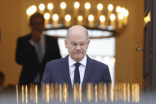 Nemecký kancelár Olaf Scholz odchádza z paláca Bellevue v Berlíne 7. novembra 2024. FOTO: TASR/AP