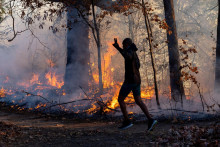 Ranný bežec beží okolo ohňa pozdĺž Palisades Interstate Parkway v Englewood Cliffs, New Jersey. FOTO: REUTERS