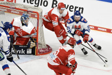 Na snímke v pozadí sprava Alex Tamáši (Slovensko) a Malte Setkov a brankár Mathias Seldrup (obaja Dánsko) počas zápasu Dánsko - Slovensko na turnaji o Nemecký pohár v Landshute. FOTO: TASR/Pavel Neubauer