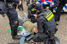 Holandská polícia pomáha propalestínskemu demonštrantovi počas zakázanej demonštrácie v Amsterdame. FOTO: REUTERS