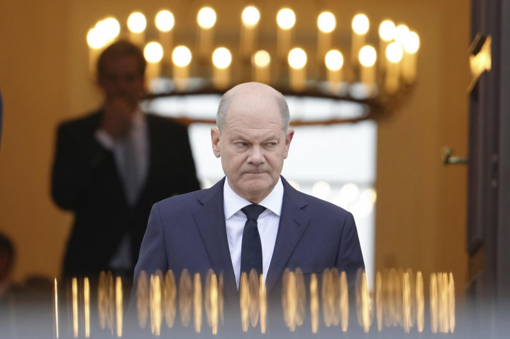 Nemecký kancelár Olaf Scholz odchádza z paláca Bellevue v Berlíne 7. novembra 2024. FOTO: TASR/AP