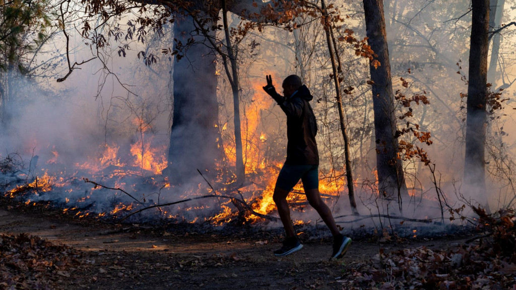 Ranný bežec beží okolo ohňa pozdĺž Palisades Interstate Parkway v Englewood Cliffs, New Jersey. FOTO: REUTERS