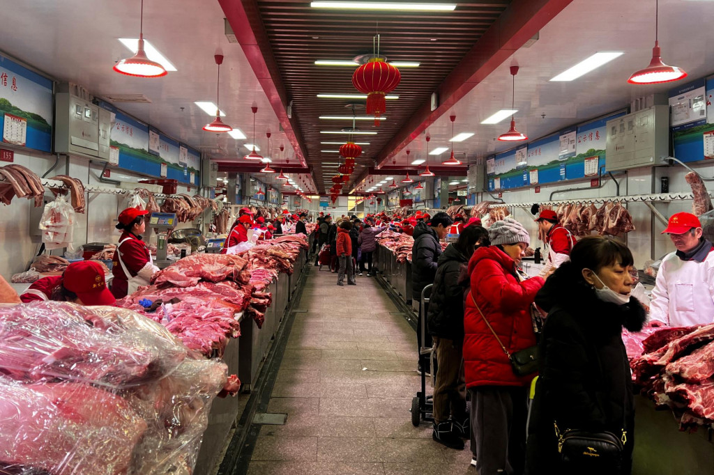 Čínske hospodárstvo v poslednej dobe zápasí s negatívnymi dôsledkami krízy na realitnom trhu a slabej spotrebiteľskej dôvery. FOTO: REUTERS