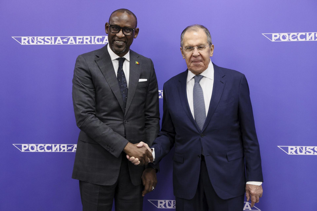 Ruský minister zahraničných vecí Sergej Lavrov si podáva ruku so svojím malijským rezortým partnerom Abdoulayeom Diopom na konferencii s africkými predstaviteľmi v čiernomorskom letovisku Soči. FOTO: TASR/AP