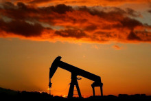 Barel americkej ľahkej ropy West Texas Intermediate s dodávkou v decembri sa v pondelok o 7.22 h SELČ predával po 70,33 dolárov (65,29 eura). FOTO: Reuters