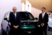 Generálny riaditeľ spoločnosti Stellantis Carlos Tavares a generálny riaditeľ spoločnosti JV Leapmotor International Tianshu Xin pózujú počas tlačovej konferencie Stellantis-Leapmotor na parížskom autosalóne 2024 v Paríži.