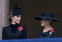 Princezná Kate po boku vojvodkyňe Sophie.