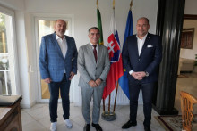 Na snímke sprava minister cestovného ruchu a športu Dušan Keketi so štátnym tajomníkom pre oblasť športu Pedrom Diasom (v strede). Zdroj: Facebook/Ministerstvo cestovného ruchu a športu SR